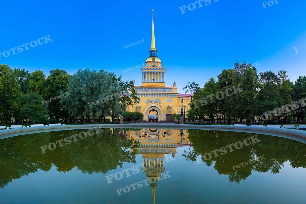 На фотографии изображено здание Адмиралтейства в Санкт-Петербурге, отражающееся в воде фонтана перед ним.  
Это фото подойдет для использования в статьях о русской архитектуре, культуре, в туристических проспектах, календарях и как элемент урбанистического дизайна.